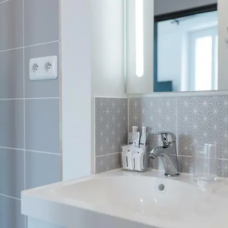 Le Petit Hyerois Апартаменты *
